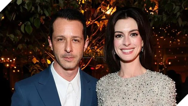Anne Hathaway chế giễu bạn diễn Jeremy Strong, nhắc lại kỷ niệm phim Princess Diaries.