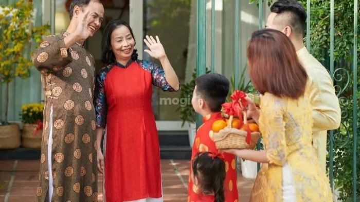 Để chọn người xông đất cho tuổi Ất Hợi 1995, gia chủ cần lưu ý chọn những tuổi có mệnh Thổ hoặc Mộc để phù hợp với ngũ hành.