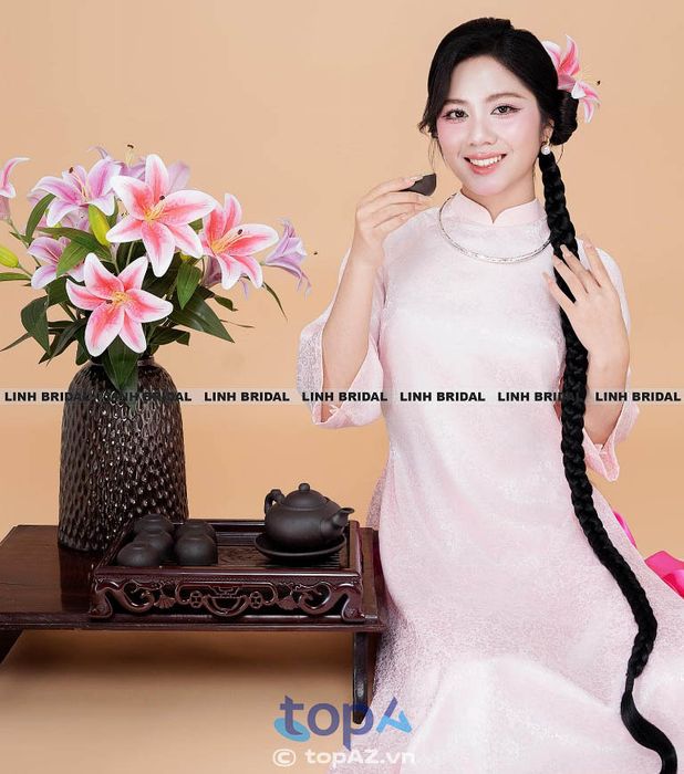 Linh Bridal là địa chỉ cung cấp áo dài cưới hỏi giá hợp lý tại Huế, với các mẫu mã đẹp và phù hợp cho mọi nhu cầu.