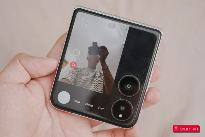 Xiaomi MIX Flip 2 có thể trang bị hệ thống camera kép ở mặt sau, hứa hẹn mang đến trải nghiệm nhiếp ảnh ấn tượng.