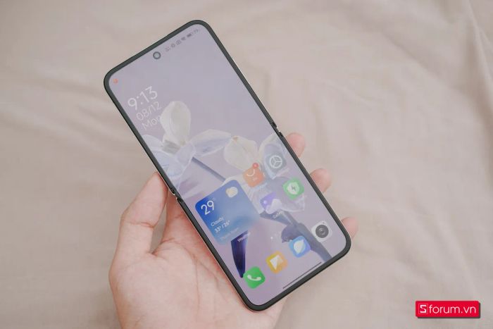 MIX Flip 2 sở hữu pin dung lượng lớn hơn và hỗ trợ sạc không dây, mang đến tiện ích tối ưu cho người dùng.