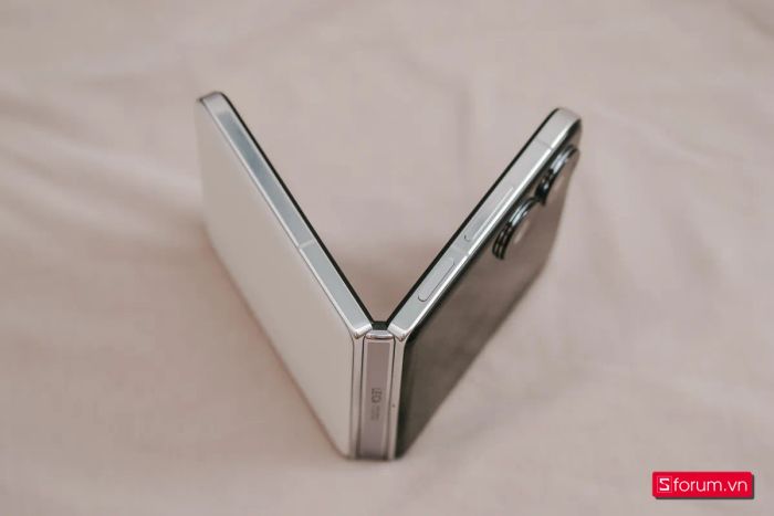 Xiaomi MIX Flip 2 được cho là sẽ có thân máy mỏng nhẹ hơn so với thế hệ trước.