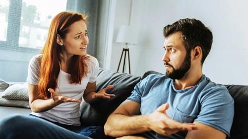 Liệu bạn có đang mắc kẹt trong một cuộc hôn nhân không lành mạnh? Nếu vậy, đừng chần chừ mà hãy rời bỏ ngay khi có thể. Ly hôn không phải là điều đáng sợ, điều đáng sợ là sống trong sự đau khổ quá lâu, quen với nó và để nó phá hủy cuộc sống của bạn. Bạn đã trả giá đủ rồi, hãy quay lại với cuộc sống độc thân để mở ra cơ hội gặp gỡ một người bạn đời lý tưởng. Nếu bạn có con, hãy thoát ra nhanh chóng, vì trẻ em không nên lớn lên trong một môi trường tiêu cực. Nếu đối tác của bạn vẫn chưa tổ chức đám cưới hay không muốn cam kết, đừng phí thời gian với họ nữa. Hãy dũng cảm kết thúc mọi thứ và hướng tới một tương lai tươi sáng hơn. Dù bạn chưa có con hay không muốn kết hôn, đừng ngần ngại chia sẻ mong muốn của mình. Những ai không chấp nhận bạn vì điều này, bạn có thể loại họ khỏi cuộc sống của mình. Hãy sống thật với chính mình và yêu thương bản thân.