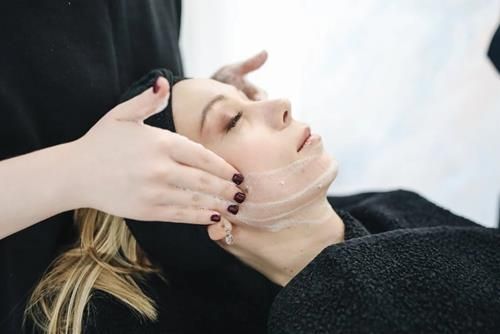 Chăm sóc làn da chính là một phần quan trọng trong việc chăm sóc bản thân mỗi ngày.