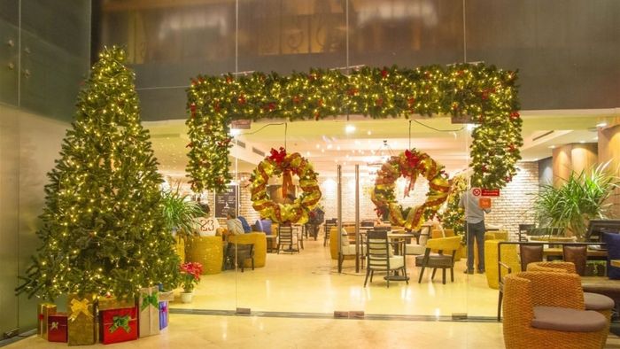 Ý tưởng trang trí Noel cho cửa kính 5 với phong cách độc đáo