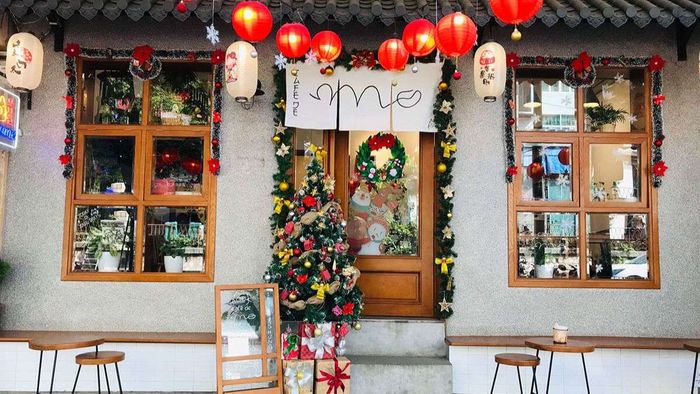 Ý tưởng trang trí Noel cửa kính này chắc chắn sẽ khiến không gian sống của bạn thêm phần tươi mới và ngập tràn sắc màu, tạo nên bầu không khí vui vẻ và ấm cúng cho mùa lễ hội.