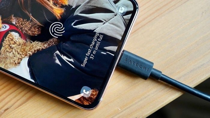 Cắm sạc để khởi động lại Samsung