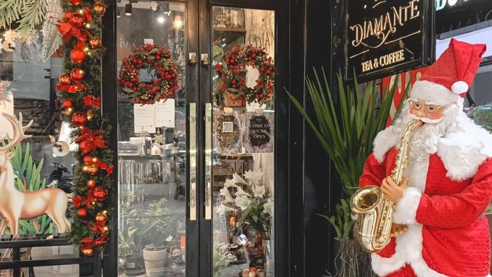 Gợi ý những cách trang trí Noel cửa kính và những điều cần lưu ý khi thực hiện