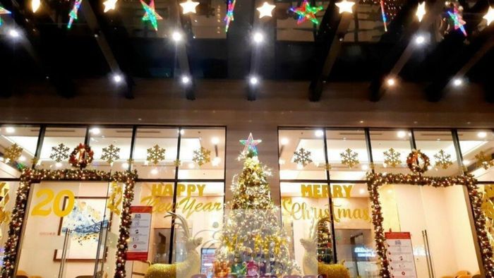 Ý tưởng trang trí Noel cho cửa kính sẽ trở nên phong phú và thú vị với những cách kết hợp sáng tạo, biến không gian nhà bạn thành một bức tranh mùa đông tuyệt vời.