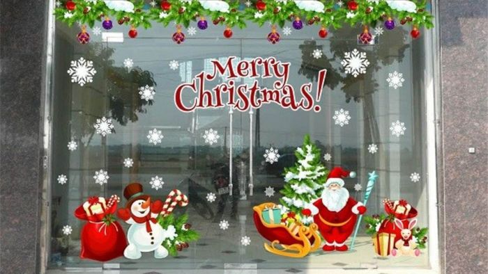 Trang trí cửa kính với những họa tiết Noel độc đáo sẽ tạo nên không khí ấm áp và vui vẻ, làm cho không gian sống thêm phần tươi mới và lấp lánh trong mùa Giáng sinh.