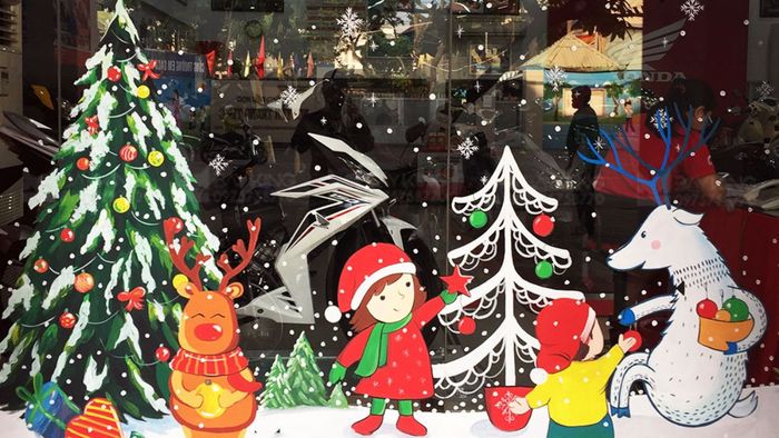 Trang trí cửa kính Noel với những hình ảnh đáng yêu sẽ khiến không gian thêm phần sinh động và tràn đầy sắc màu, đem đến không khí Giáng sinh ấm cúng cho ngôi nhà của bạn.