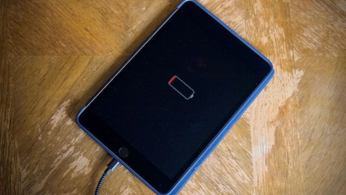 Để iPad hết pin nếu không thể tắt nguồn