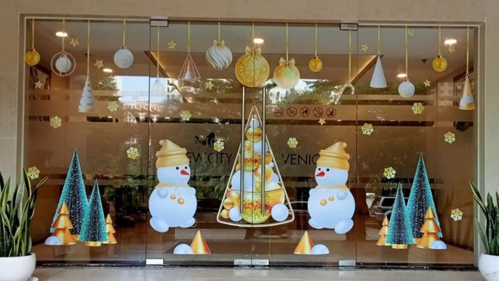 Tham khảo ý tưởng trang trí cửa kính Noel 6 với đèn chiếu sáng tuyệt vời
