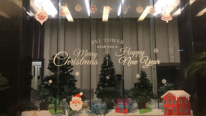 Một ý tưởng tuyệt vời cho việc trang trí cửa kính Noel là sử dụng các họa tiết đơn giản nhưng tinh tế, giúp không gian nhà bạn trở nên lộng lẫy và tràn đầy không khí lễ hội.