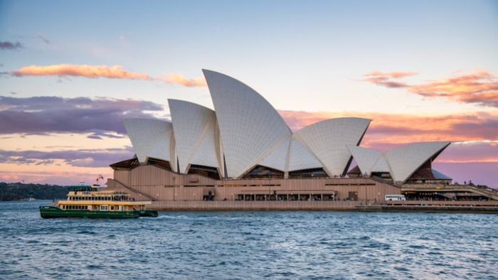 Kiến trúc của Nhà hát Opera Sydney gây ấn tượng mạnh mẽ với mái vòm hình dáng của những cánh buồm căng gió.
