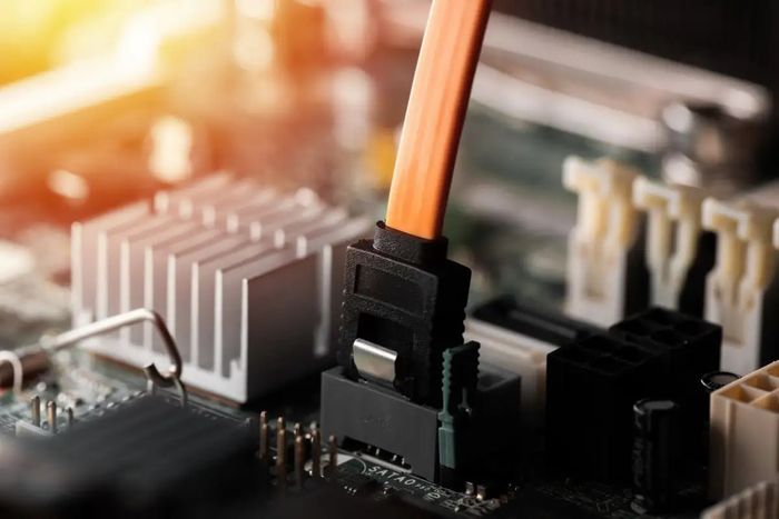 Quy trình SATAn bắt đầu khi hacker tấn công và cài mã độc vào máy tính mục tiêu, từ đó khiến cáp SATA trở thành công cụ phát tín hiệu vô tuyến.
