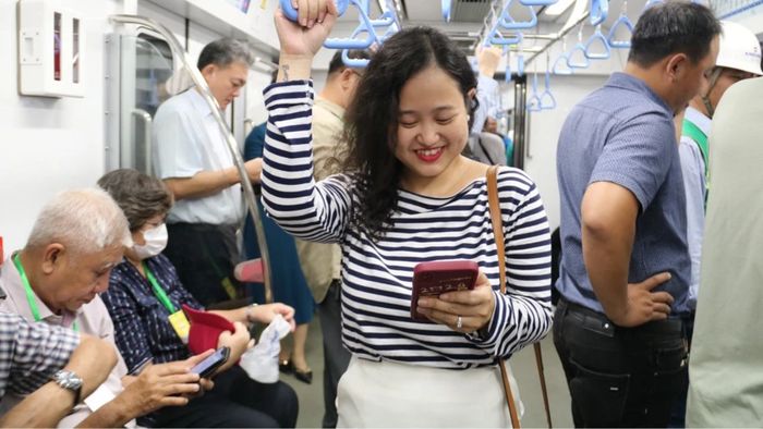 Có nên sử dụng điện thoại hoặc máy tính xách tay trên tàu điện không?