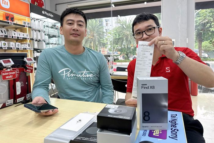 Những khách hàng đầu tiên nhận OPPO Find X8 với nụ cười rạng rỡ, đầy hào hứng.