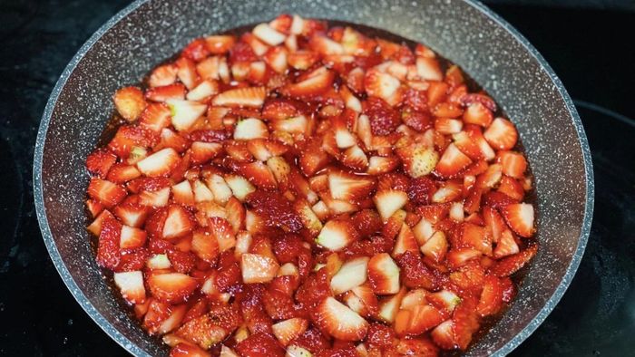 Cách làm mứt dâu dẻo quánh bước 3 (Hình minh họa)