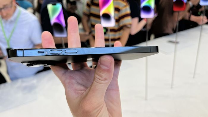Khe cắm SIM trên iPhone Mỹ và phiên bản Việt Nam có sự khác biệt rõ rệt.
