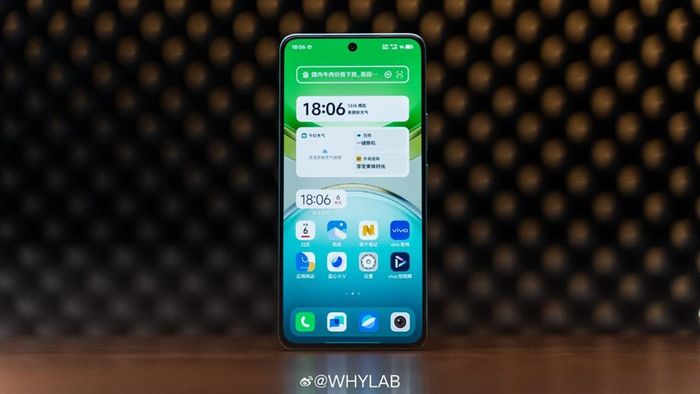 Mặt trước của Vivo Y300 5G mang đến thiết kế mới mẻ, đặc biệt với các chi tiết tinh tế.