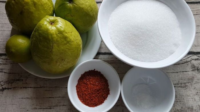 Chuẩn bị nguyên liệu để làm mứt ổi xanh ngon