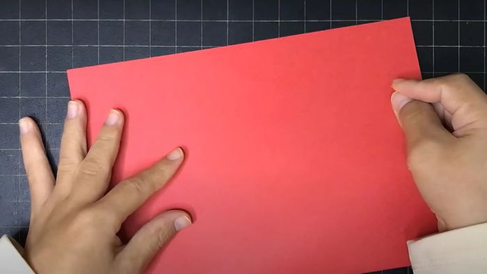 Hướng dẫn làm thiệp chúc Tết bằng giấy bìa - bước 1