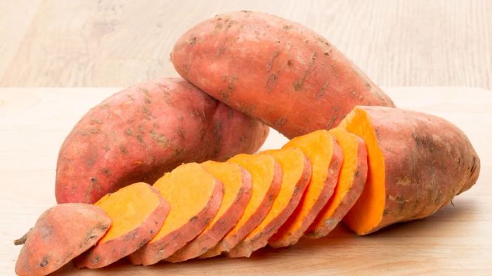 Chuẩn bị nguyên liệu để làm mứt khoai lang dẻo