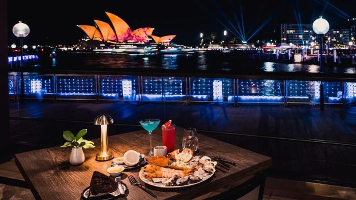 Tận hưởng không gian lễ hội Vivid Sydney từ tầm nhìn tuyệt đẹp tại khách sạn Park Hyatt 5*.