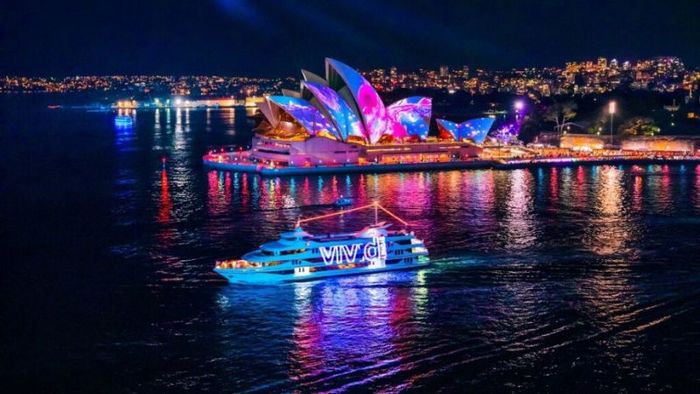 Du thuyền là lựa chọn hoàn hảo để bạn có thể vừa thưởng thức bữa tối vừa chiêm ngưỡng những màn trình diễn đặc sắc của lễ hội.