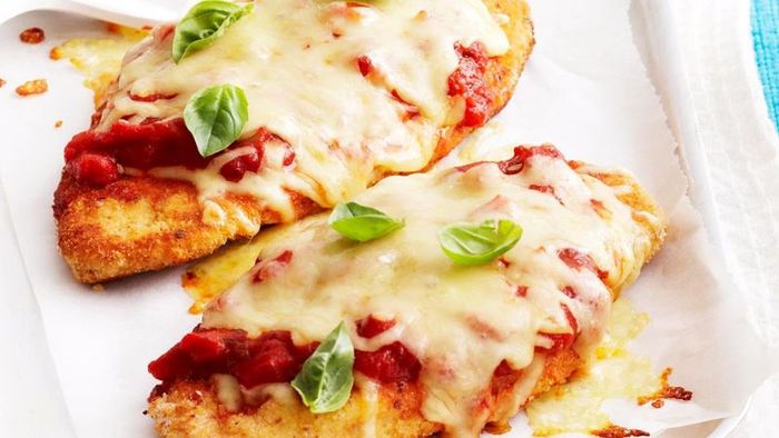 Gà Parmigiana là món ăn nổi tiếng trong ẩm thực Úc