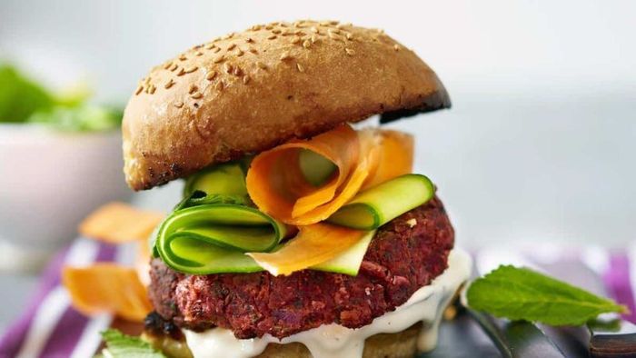 Hamburger củ dền là món ăn được du khách yêu thích trong ẩm thực Úc