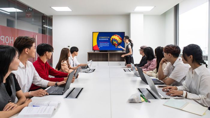 Khối ngành Kinh doanh và Quản lý tại Đại học Văn Lang (VLU)