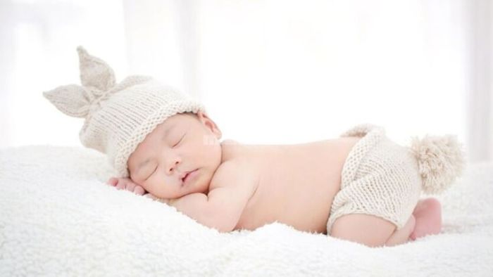 Bé sinh vào giờ Ngọ thường rất thông minh và luôn tò mò, hứng thú với thế giới xung quanh