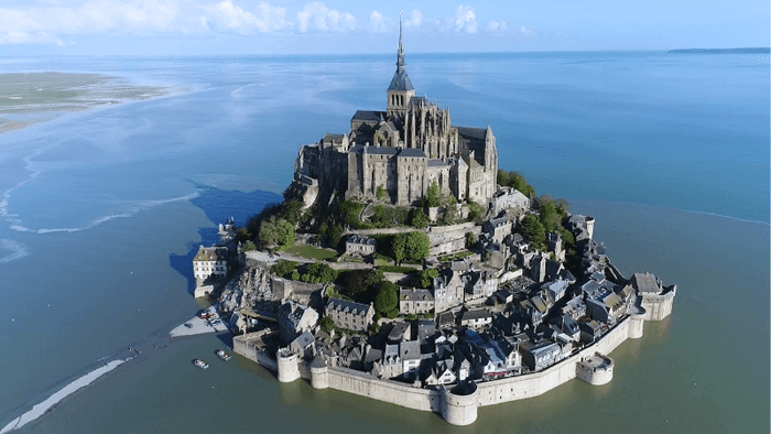 Mont-Saint-Michel nổi bật giữa biển khơi