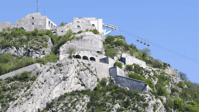 Pháo đài Fort de La Bastille sừng sững giữa núi rừng