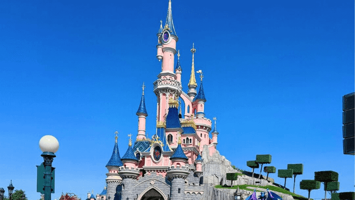 Disneyland Paris - điểm đến nổi tiếng tại Pháp được yêu thích