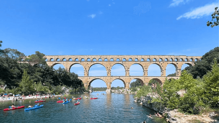 Cầu Pont du Gard - một trong những địa danh nổi tiếng nhất tại Pháp