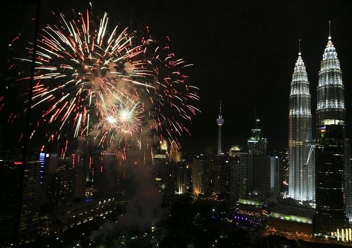 Trải nghiệm Tết Malaysia - Thưởng thức pháo hoa đêm giao thừa