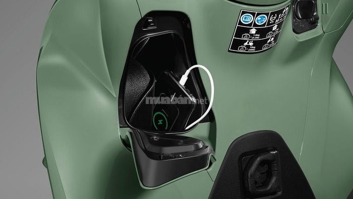 Hộc đựng đồ phía trước được thiết kế rộng rãi, có thể chứa vừa điện thoại