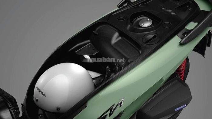 Hộc đựng đồ dưới yên xe được trang bị thêm đèn chiếu sáng