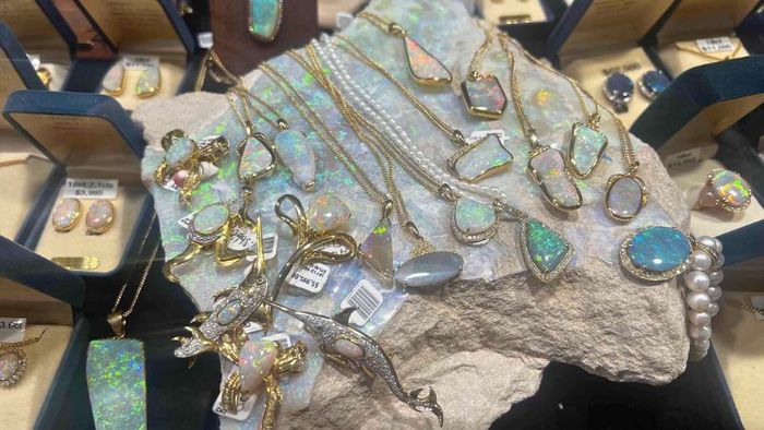 Trang sức làm từ đá Opal rất được ưa chuộng tại Úc