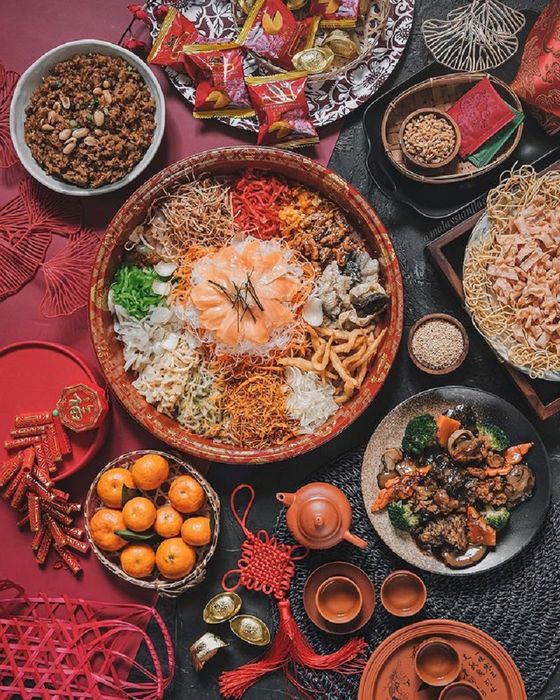 Cả gia đình cùng nhau sum họp trong bữa cơm giao thừa vào dịp Tết Malaysia