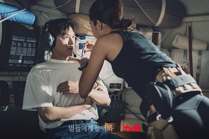 Cả hai nhân vật chính trong Hỏi Các Vì Sao đều đã có người yêu ở Trái Đất