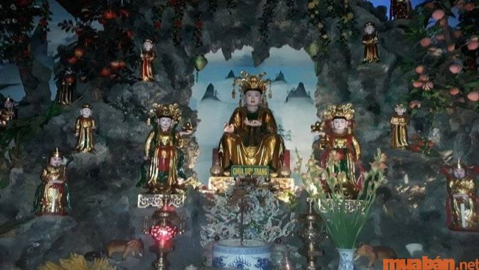 Cúng Sơn Trang là gì? Khám phá ý nghĩa, cách thức và bài văn khấn chuẩn.