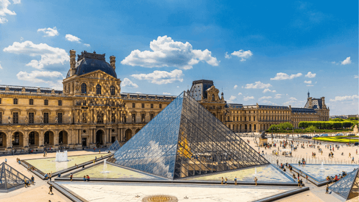 Bảo tàng Louvre tọa lạc ở đâu