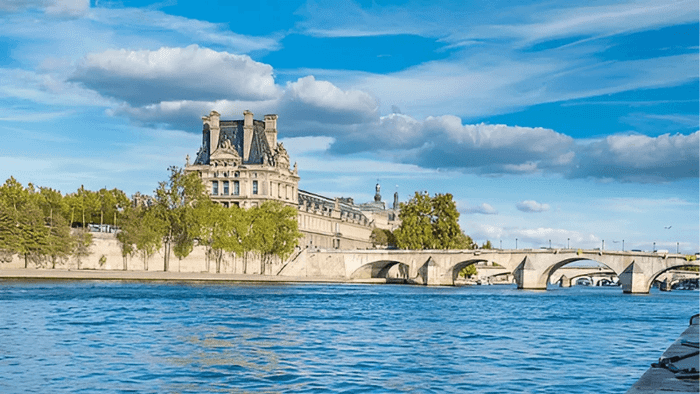 Sông Seine yên bình bên cạnh bảo tàng Louvre