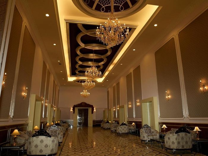 Chiêm ngưỡng các hiện vật quý giá bên trong cung điện