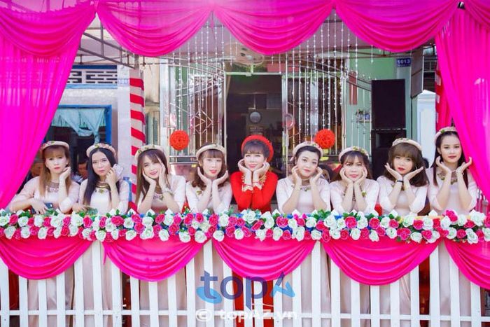 Cửa hàng chuyên cho thuê áo dài cưới hỏi tại TP. Sóc Trăng, là lựa chọn hàng đầu cho các cặp đôi khi chuẩn bị cho ngày trọng đại.