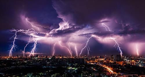 Hổ Cáp nổi giận như một cơn bão mạnh mẽ.